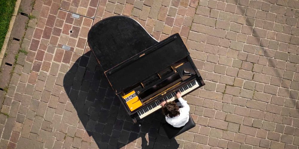 Letecké zábery hry na klavír na hlavnej ulici v Košiciach